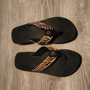 Yellow Box flip flop with tiger print size 9